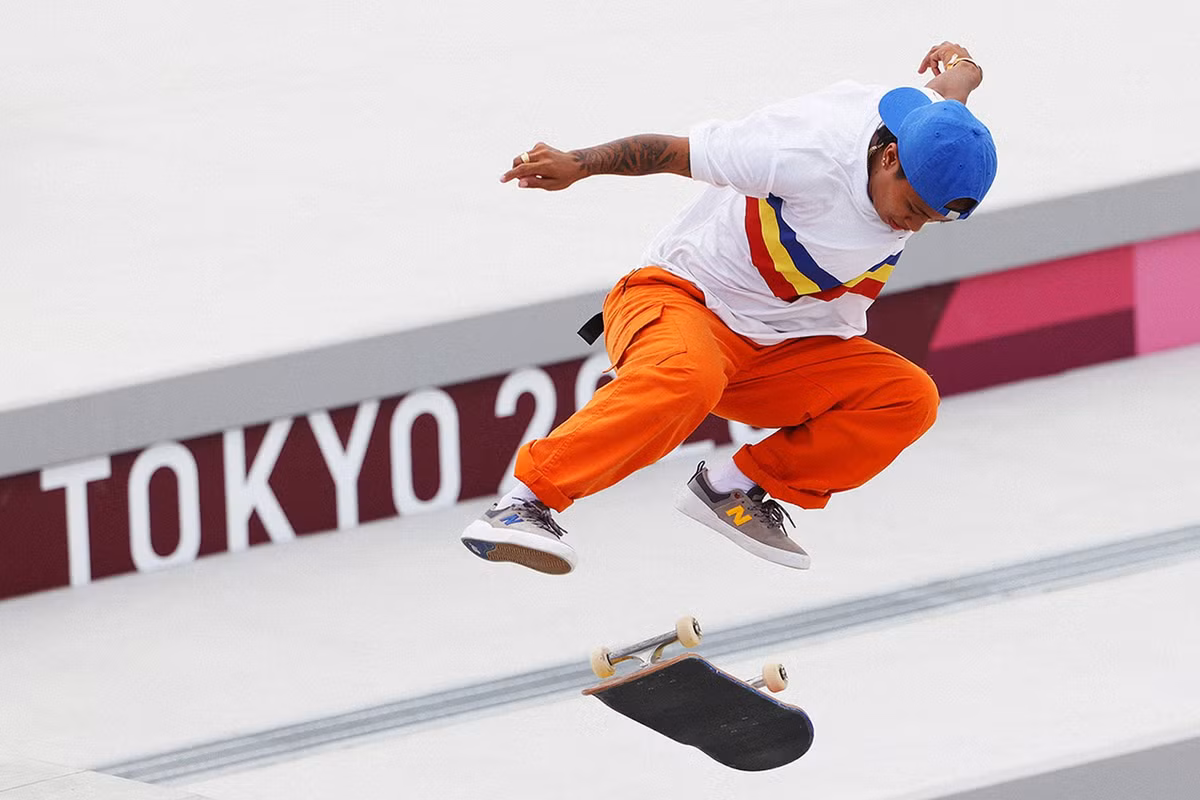 Trượt ván là môn thể thao lần đầu được đưa vào thi đấu tại Olympic. Theo Fashionista, những ông lớn trong ngành thời trang đã tận dụng cơ hội để quảng bá hình ảnh bằng cách tạo ra họa tiết trên trang phục cho mỗi quốc gia tham dự thế vận hội. Thậm chí, gu ăn mặc các vận động viên cũng nhận được sự quan tâm của người hâm mộ.