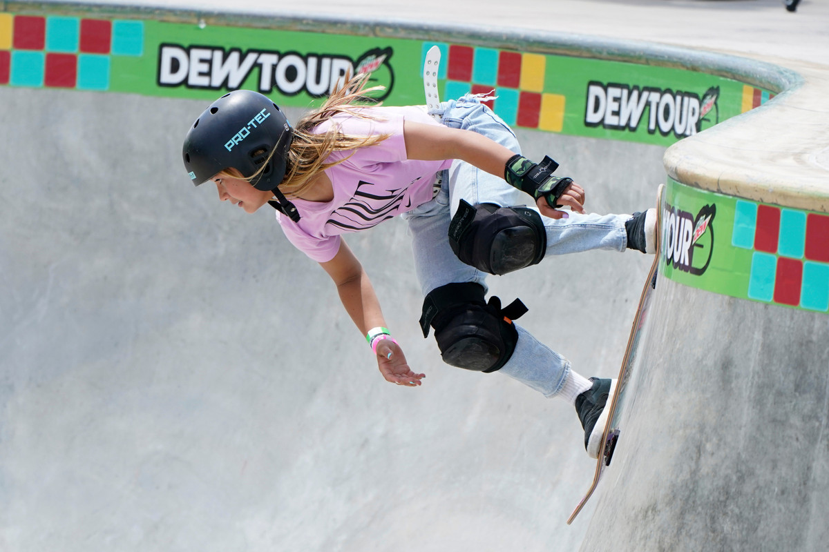 Sky Brown là vận động viên trẻ tuổi nhất trong đội tuyển trượt ván của nước Anh. Gu ăn mặc của cô bé trẻ trung với những chiếc áo thun in logo tông màu sáng như hồng, xanh... Sky Brown thường kết hợp cùng quần jeans ống ôm và phụ kiện tương đồng màu sắc.