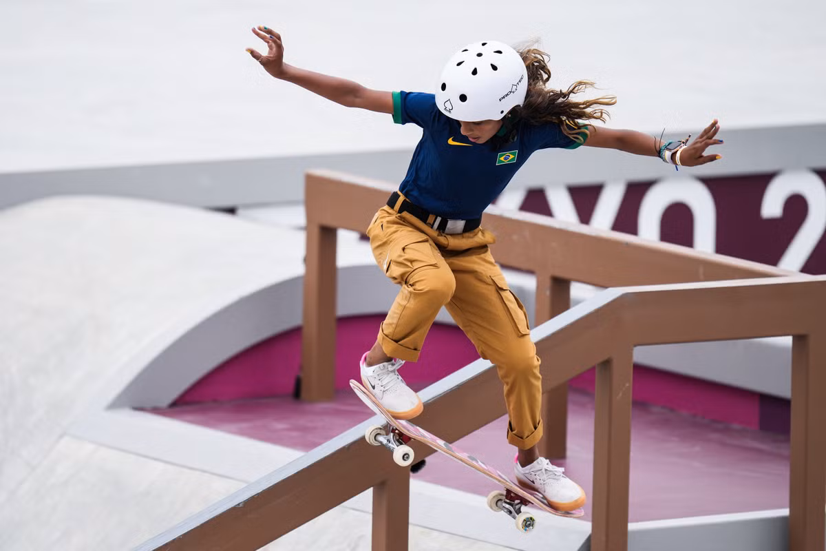 Nữ vận động viên của Brazil thanh lịch hơn, khi cô chọn áo thun polo với hai màu sắc trên quốc kỳ đi kèm quần cargo túi hộp xắn gấu. Trang phục của Rayssa Leal có phần ôm sát vào cơ thể, khối cùng sneakers Nike đơn giản.