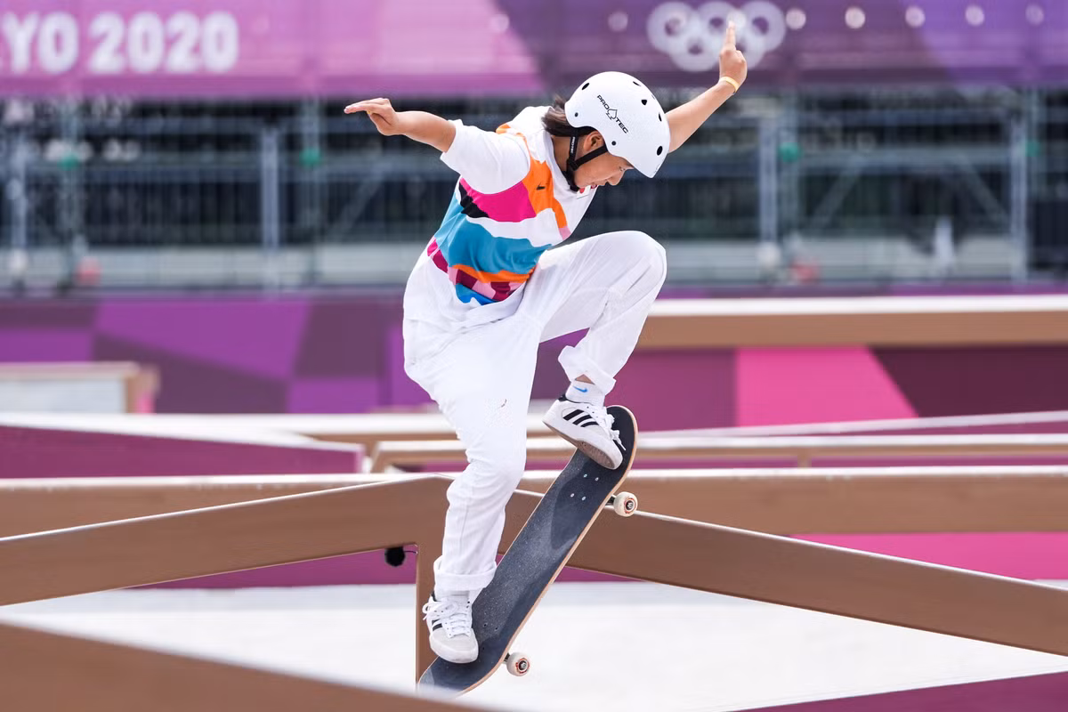 Theo Japantimes, Momiji Nishiya trở thành vận động viên trẻ nhất giành huy chương vàng Olympic trong lịch sử thể thao Nhật Bản dù chỉ mới 13 tuổi. Xuất hiện tại các ngày thi, cô bé chuộng trang phục tông trắng với phom dáng rộng thoải mái đi cùng sneakers adidas. Để tạo điểm nhấn, Momiji mặc áo thun in họa tiết pop-art màu sắc của Nike SB x Parra. Theo các tạp chí, chiếc áo mà nữ vận động viên diện hết hàng ngay khi hãng bày bán.