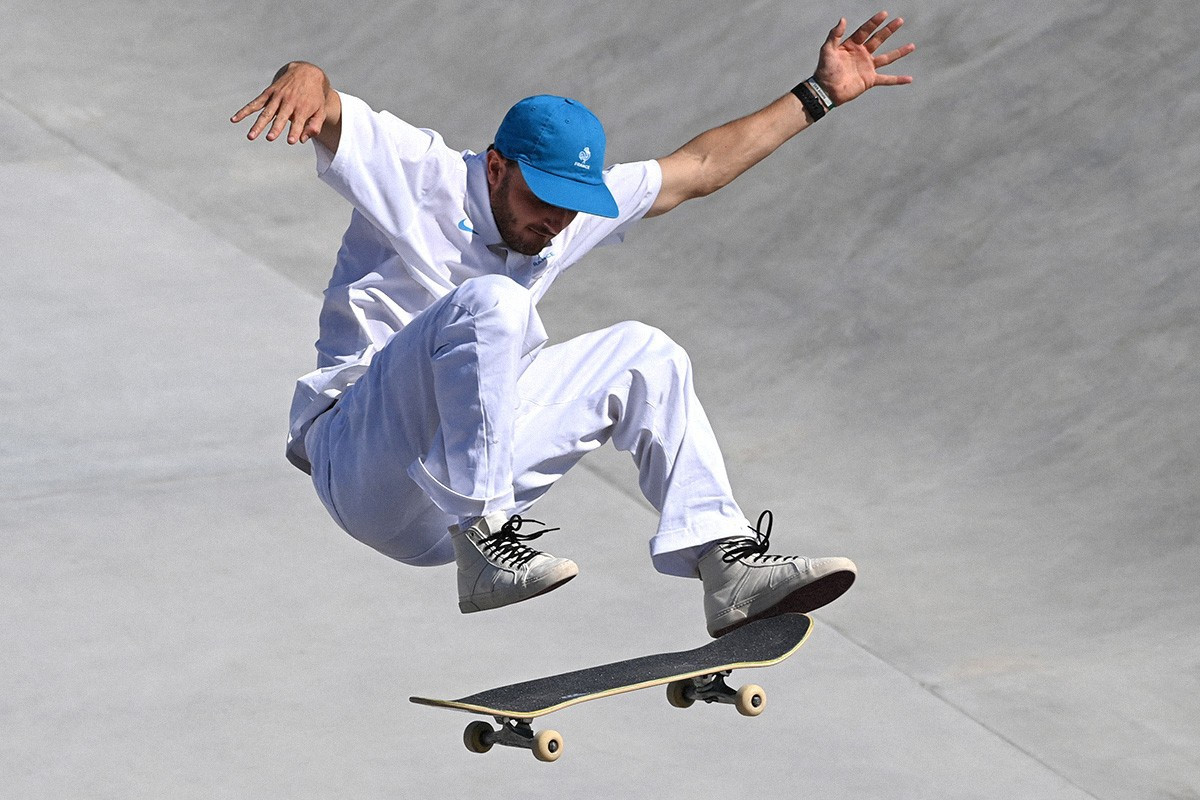 Trang phục của các vận động viên nam cũng nhận được sự quan tâm từ khán giả. Đa phần, họ thường mặc áo thun và quần kaki, jeans ống suông thoải mái. Các vận động viên nam ưa chuộng sneakers cao cổ.