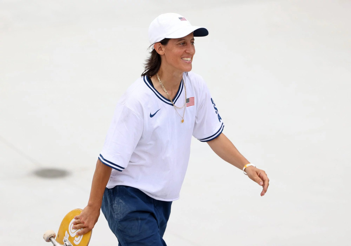 Phong cách Alexis Sablone thiên hướng về tinh thần streetwear bụi phủi. Gu ăn mặc đặc trưng của nữ vận động viên Mỹ chính là áo thun, sweater đi kèm quần kaki xắn gấu và sneakers tông màu trung tính. Cô cũng thường kết hợp trang phục với mũ lưỡi trai hay mũ len.