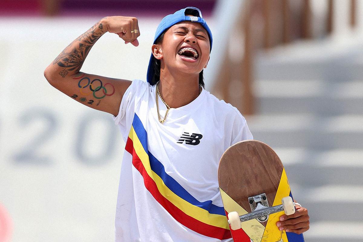 Vận động viên Margielyn Didal ăn mặc theo kiểu đường phố. Cô chuộng phom dáng áo thun oversized phối quần túi hộp rộng có màu sắc trùng với họa tiết. Nữ vận động viên chuộng kiểu giày cổ thấp của New Balance đi kèm tất ngắn. Bộ trang phục không thể thiếu điểm nhấn dây xích vàng, món phụ kiện ưa chuộng của các nghệ sĩ hip hop.