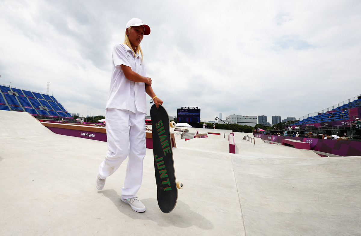 Khác với các vận động viên khác, Aori Nishimura của đội Nhật Bản thích diện sơ mi ngắn tay cùng quần jeans đồng màu trong lúc thi đấu.