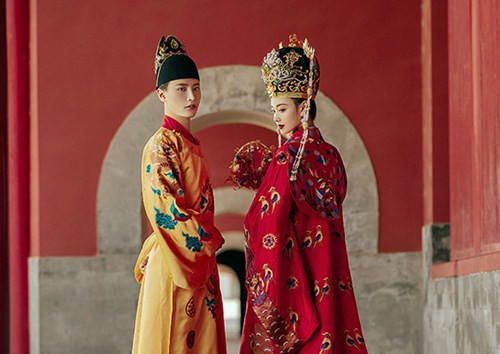 Cha mẹ bận yêu không dạy con, hoàng đế ăn chơi trác táng rồi chết Cha me ban yeu khong day con, hoang de an choi trac tang roi chet