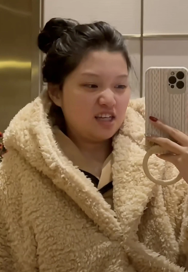 Tuy nhiên không hiểu vì lý do gì, cách đây không lâu một ảnh mặt mộc chưa qua photoshop của cô nàng bất ngờ được lan truyền trên mạng. Tấm hình lập tức làm dậy sóng cõi mạng bởi nhan sắc thật của cô nàng không khác nào "bà thím". Gương mặt bình thường không điểm nhấn, thậm chí có chút mũm mĩm, sống mũi to, ngắn... khiến ai cũng thất vọng.