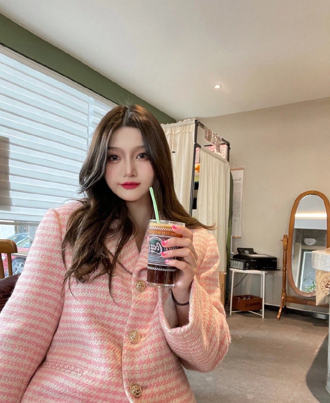 So sánh những bức hình lung linh trước đây với bức hình lộ mặt mộc, chưa qua chỉnh sửa, dân mạng khó lòng nhận ra chúng chụp cùng 1 người.