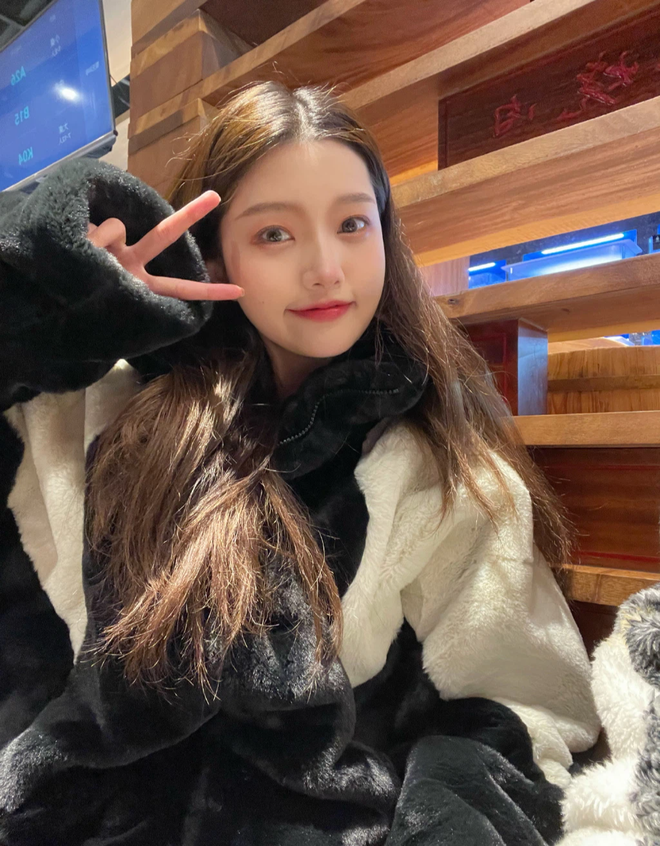 Tuy nhiên, rất nhiều fans vẫn bày tỏ thất vọng về nhan sắc hotgirl. Mọi người khuyên hot tiktoker lần sau "sống ảo" thì nên biết tiết chế, đừng để các fan phải thất vọng.