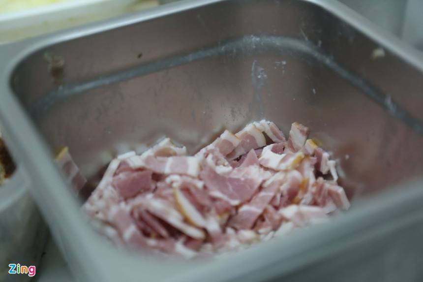 Tranh cai ve quan banh mi ban thit song o Ha Noi-Hinh-2