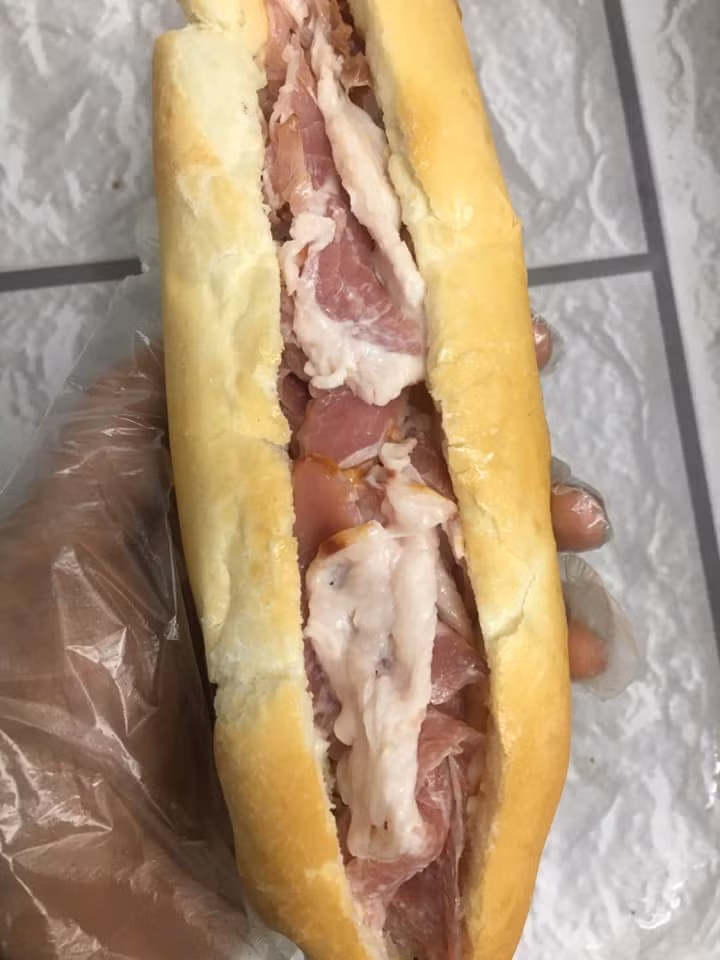 Tranh cai ve quan banh mi ban thit song o Ha Noi