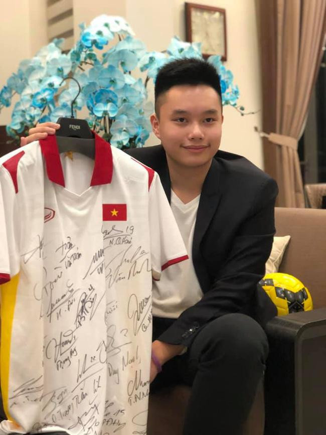 Nam MC quyen luc VTV bi con trai 17 tuoi 