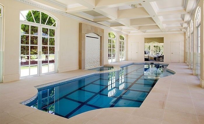 Khu vực bể bơi trong nhà.