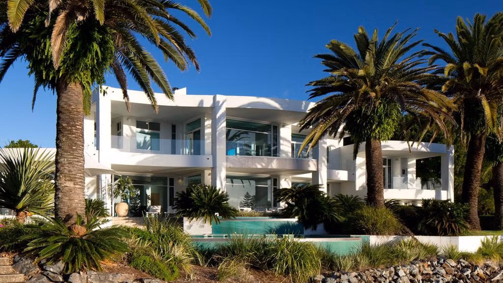 Đầu năm 2021, ông Li cho biết sẽ rao bán dinh thự này. Một số trang môi giới bất động sản ước tính giá bán vào khoảng 50 triệu USD. Con số này vượt qua mức kỷ lục là 25 triệu USD cho một căn biệt thự tại vùng Gold Coast từng được thiết lập trước đó, theo Daily Mail.