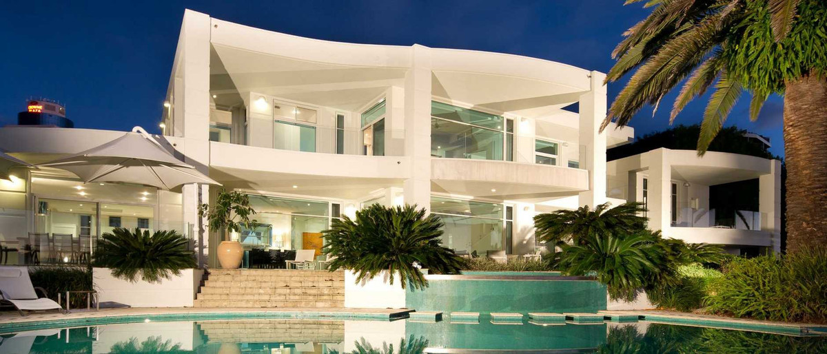 Ngoài ra, biệt thự còn có bể bơi, khu vực vui chơi ngoài trời, nhà để xe, phòng khách và phòng sinh hoạt của người giúp việc.