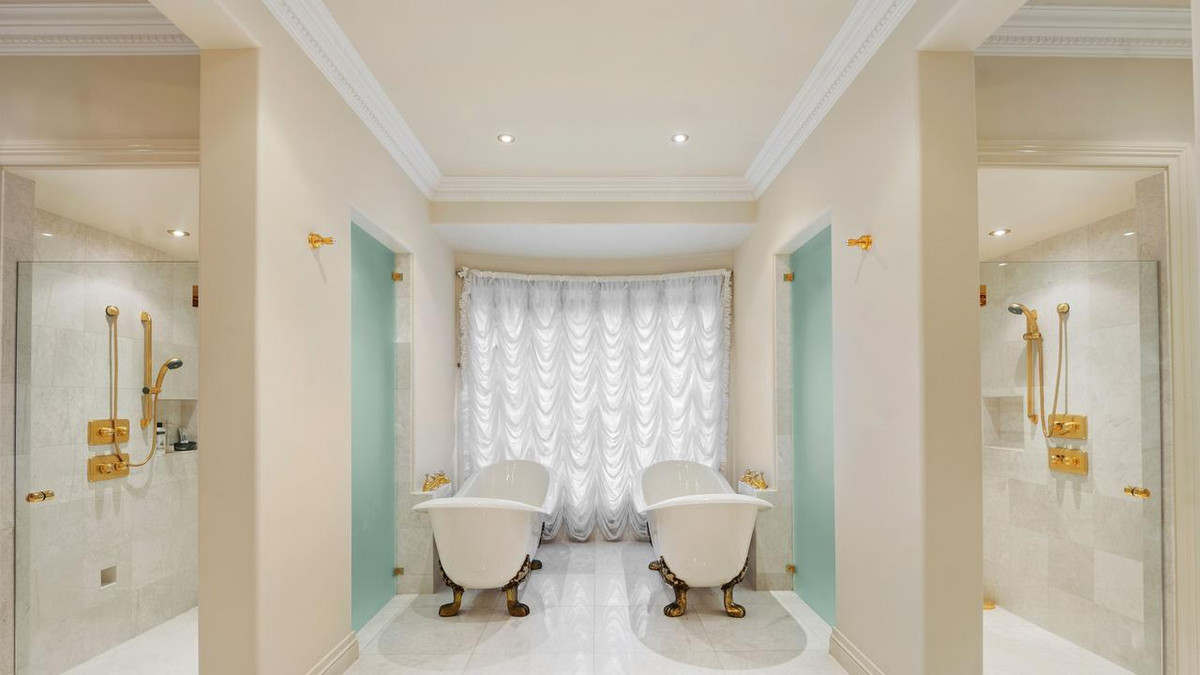 Không gian phòng tắm được bố trí tạo cảm giác riêng tư, dễ chịu.