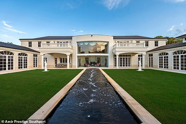 Khu vực vui chơi và tổ chức các bữa tiệc ngoài trời.