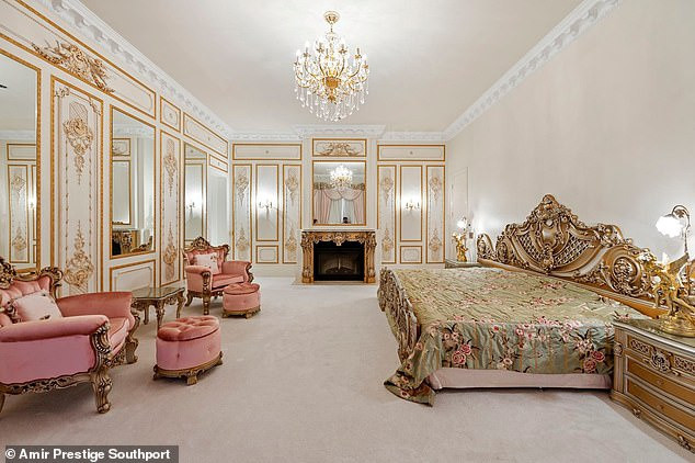 Biệt thự gồm 10 phòng ngủ riêng biệt được thiết kế theo phong cách châu Âu sang trọng với gam màu chủ đạo là vàng - trắng.