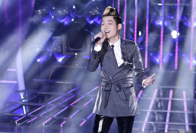 Là khách mời có mặt ở đêm chung kết Gương mặt thân quen 2014, Cao Hữu Thiên trở thành cái tên thu hút sự chú ý. Trình diễn ca khúc Anh, Hữu Thiên bị đánh giá có màn biểu diễn thất bại khi liên tục hát chênh, phô và bị đuối hơi ở phần điệp khúc đòi hỏi ca sĩ phải thể hiện tốt quãng cao. Nhiều khán giả bày tỏ sự bức xúc, gọi tiết mục của anh là "thảm họa" hay "hạt sạn to đùng" của chương trình. Không riêng khán giả, nhiều nghệ sĩ cũng cho rằng việc mời Cao Hữu Thiên tham gia Gương mặt thân quen là sai lầm của Ban tổ chức.