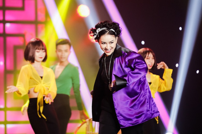 Trong đêm thi thứ 11, Hà Thu tiếp tục bị Quang Linh chê lắc như robot khi đóng giả Thanh Lam. Giám khảo cho rằng tính cách mạnh mẽ, dứt khoát trên sân khấu của diva được Hà Thu diễn tả lại chính xác. Tuy vậy, giọng hát của cô bị đánh giá mỏng, chưa xử lý được nốt cao. "Em có nghiên cứu chị Lam nhưng chưa tới, về ánh mắt, chị Lam luôn ẩn chứa một sự tinh nghịch, gần như rất trẻ thơ. Cái lắc đầu của chị cũng nảy còn em lắc như một con robot", Quang Linh nhận xét.