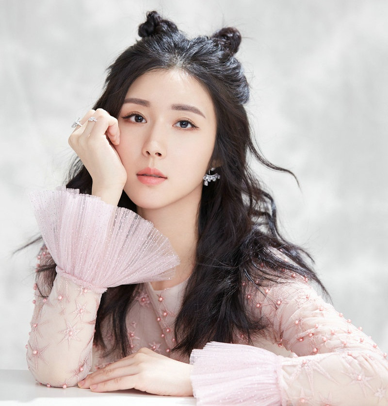  Sina bình luận tin hẹn hò với Lý Dịch Phong không thành, xong cũng khiến tên tuổi của Phương An Na được công chúng biết tới hơn bởi tài tử là một trong những nam diễn viên 8X nổi tiếng bậc nhất tại Trung Quốc, có lượng người hâm mộ đông đảo.