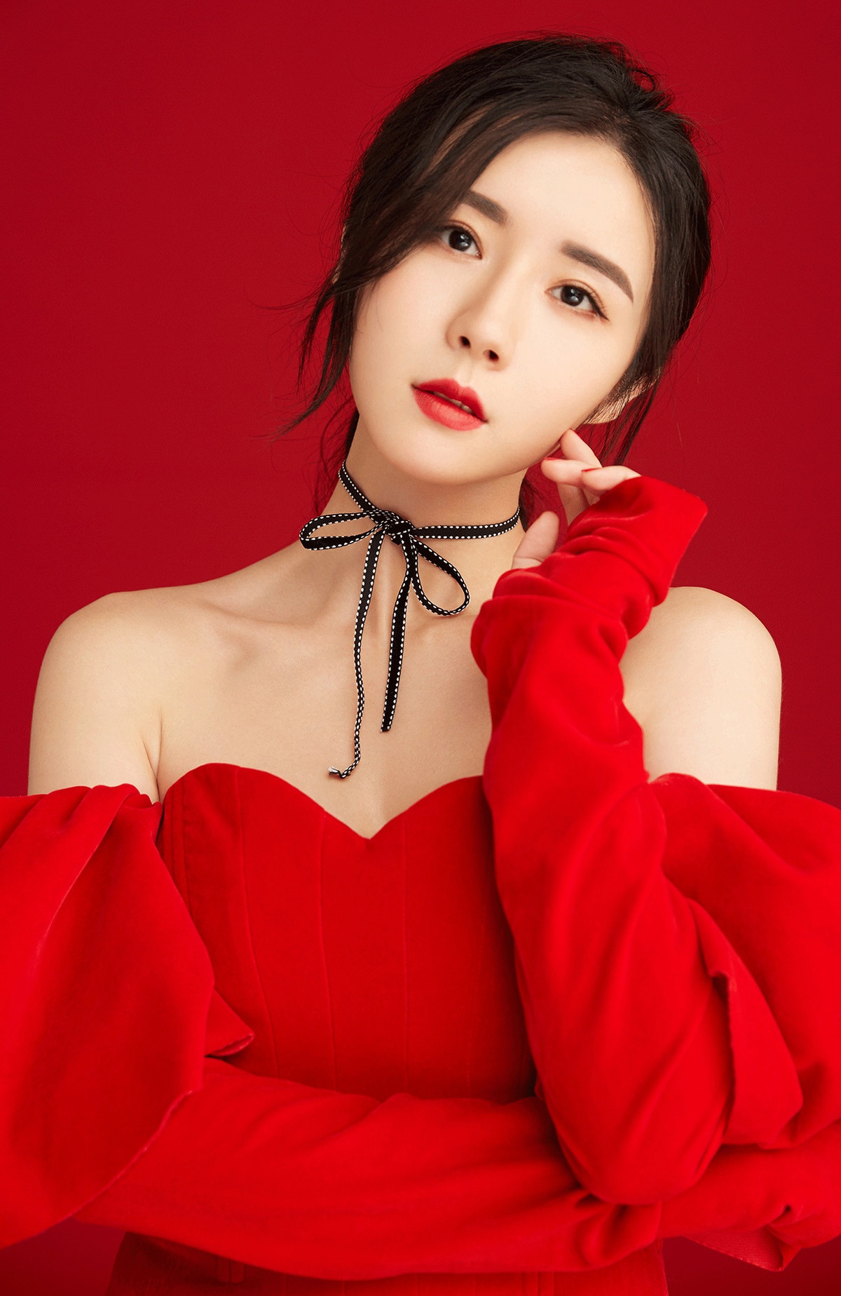  Ngoài việc làm diễn viên, Phương An Na còn là người mẫu. Sina đánh giá gương mặt của người đẹp thiếu tự nhiên, giống các hot girl nổi tiếng trên mạng. Nét đẹp thiếu điểm nhấn cũng cản trở sự nghiệp của cô. Mặt khác, Phương An Na có danh tiếng khá tốt, cô chưa từng vướng scandal nào. Vì danh tiếng của nữ diễn viên kém bạn trai tin đồn, nhiều người cho rằng Phương An Na không xứng với Lý Dịch Phong.