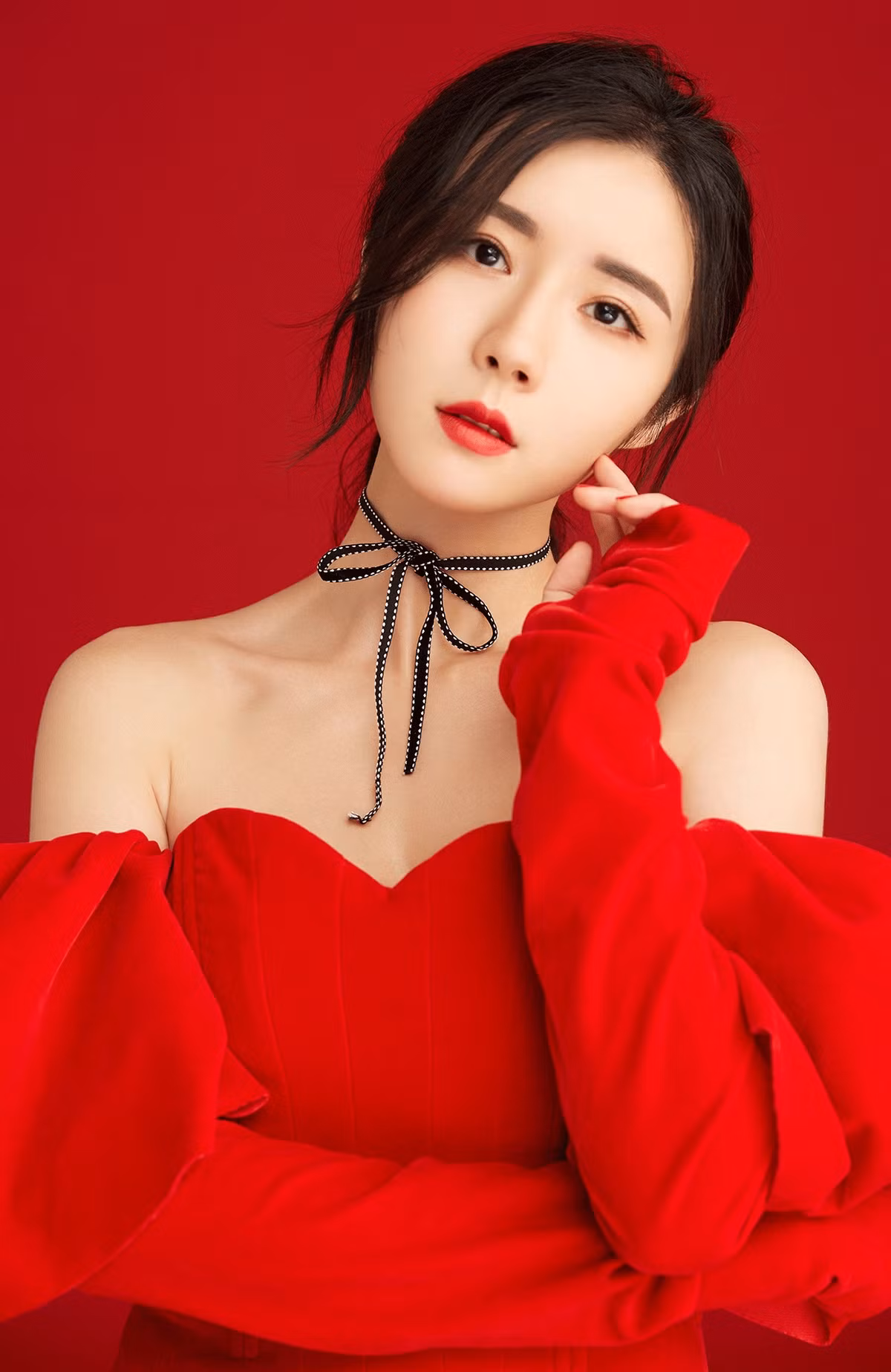  Ngoài việc làm diễn viên, Phương An Na còn là người mẫu. Sina đánh giá gương mặt của người đẹp thiếu tự nhiên, giống các hot girl nổi tiếng trên mạng. Nét đẹp thiếu điểm nhấn cũng cản trở sự nghiệp của cô. Mặt khác, Phương An Na có danh tiếng khá tốt, cô chưa từng vướng scandal nào. Vì danh tiếng của nữ diễn viên kém bạn trai tin đồn, nhiều người cho rằng Phương An Na không xứng với Lý Dịch Phong.