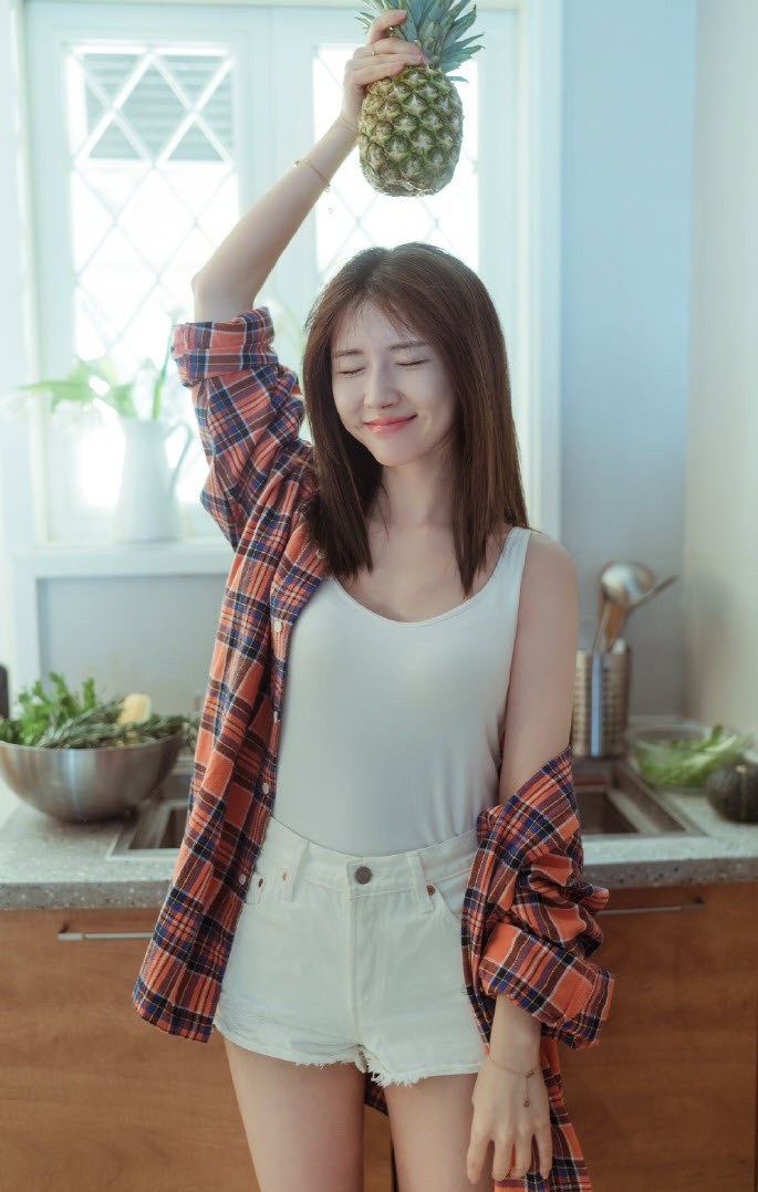 Trong chuyện tình cảm, Phương An Na còn từng bị bắt gặp hẹn hò nam diễn viên Trần Tường vào năm 2018. Nữ diễn viên từng bị nghi ngờ chen chân vào mối quan hệ của Trần Tường và Mao Hiểu Đồng khi hai nghệ sĩ còn ở bên nhau, song Trần Tường phủ nhận, khẳng định Phương An Na chỉ là đồng nghiệp.