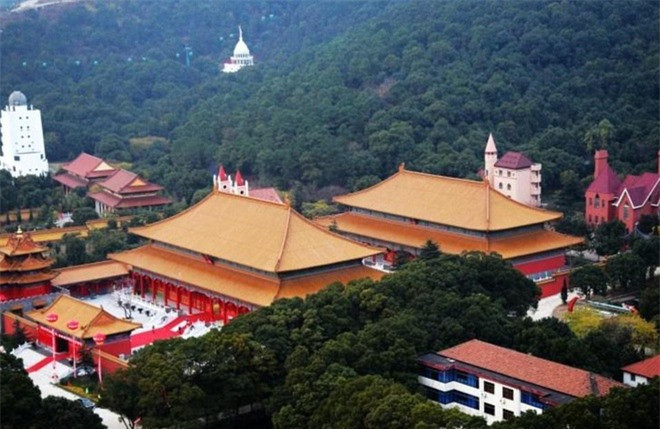 Bảo tàng làng chứa 800 di tích cổ xưa đã được xây dựng với diện mạo giống với Bảo tàng Cung điện của Trung Quốc. Ảnh:Li Gen.