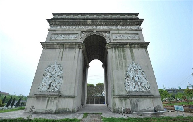 Ngôi làng này còn có cả “Công viên Thế giới” với bản sao của các biểu tượng nổi tiếng như tượng nữ thần tự do của Mỹ, khải hoàn môn của Pháp. Trên khắp các nẻo đường của Hoa Tây, không khó để nhìn thấy hình ảnh của những siêu xe BMW, Cadillac và Mercedes nhập khẩu. Ảnh:Shutterstock.