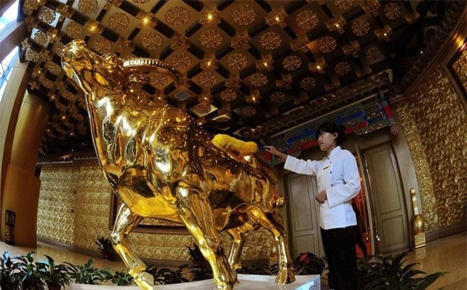 Trên tầng 60 của tòa nhà này, có một bức tượng lớn hình một con trâu được chế tác từ một tấn vàng nguyên chất. Ảnh:China News.