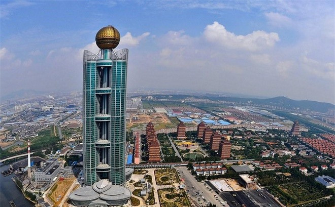 Năm 2011, để thể hiện sức mạnh kinh tế, ngôi làng này đã chi ra 3 tỷ nhân dân tệ xây dựng tòa nhà chọc trời 72 tầng, cao 328 m. Đây được xem là biểu tượng của làng Hoa Tây. Ảnh:AFP/ Getty.