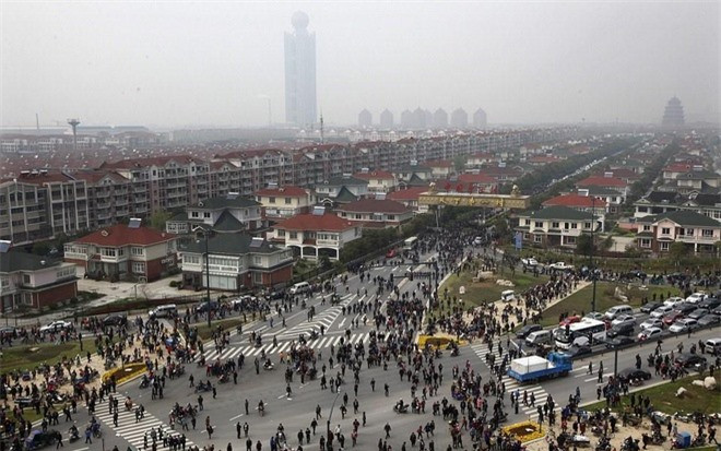 Trải qua hơn 5 thập kỷ kể từ khi Wu Renbao thành lập ngôi làng, Hoa Tây vẫn là một trong những nơi sinh sống của cộng đồng giàu có, bí ẩn và gây tranh cãi nhất Trung Quốc. Ảnh:Reuters.