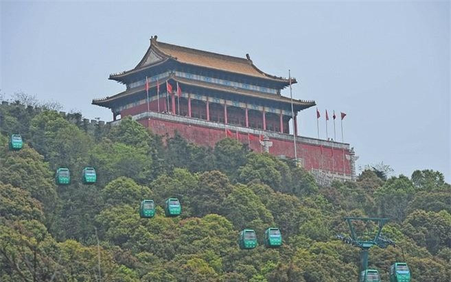 Một bản sao của Thiên An Môn, tòa nhà mang biểu tượng chính trị đặc biệt tại Trung Quốc, cũng đã được làng Hoa Tây sao chép lại. Ảnh:Shutterstock.