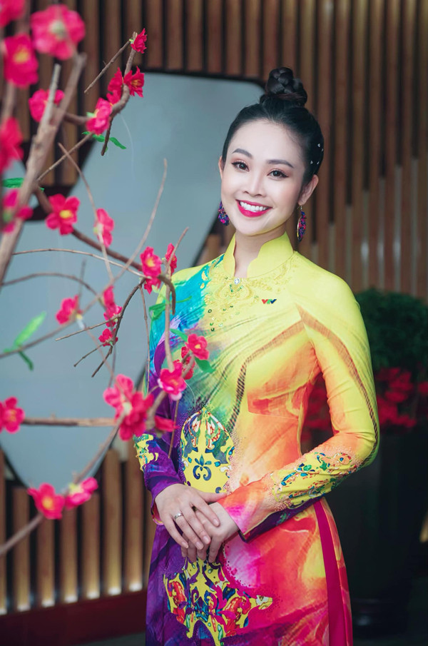 Cuộc sống bên chồng trẻ kém tuổi của MC có nụ cười đẹp nhất VTV - Hình 2 Cuoc song ben chong tre kem tuoi cua MC co nu cuoi dep nhat VTV-Hinh-2