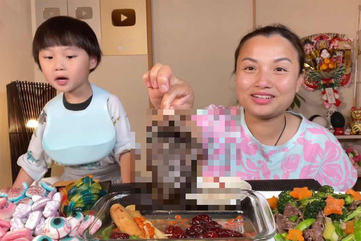Mukbang thoai trao va chieu tro cau keo nguoi xem