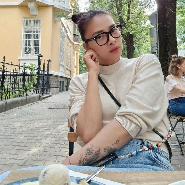 Áo len trắng mỏng với quần jeans xanh là sự kết hợp không bao giờ sai.