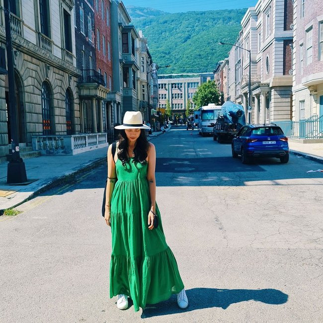 Diện váy dáng dài thướt thâ, nữ diễn viên đã chọn một mẫu váy màu mè tươi tắn, và hoàn thiện outfit bằng một đôi sneaker trắng trẻ trung, năng động.