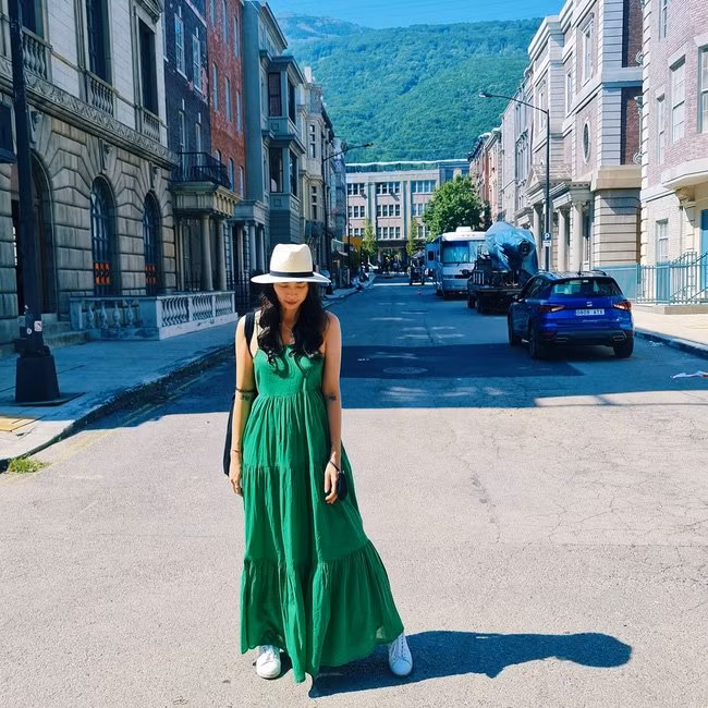 Diện váy dáng dài thướt thâ, nữ diễn viên đã chọn một mẫu váy màu mè tươi tắn, và hoàn thiện outfit bằng một đôi sneaker trắng trẻ trung, năng động.