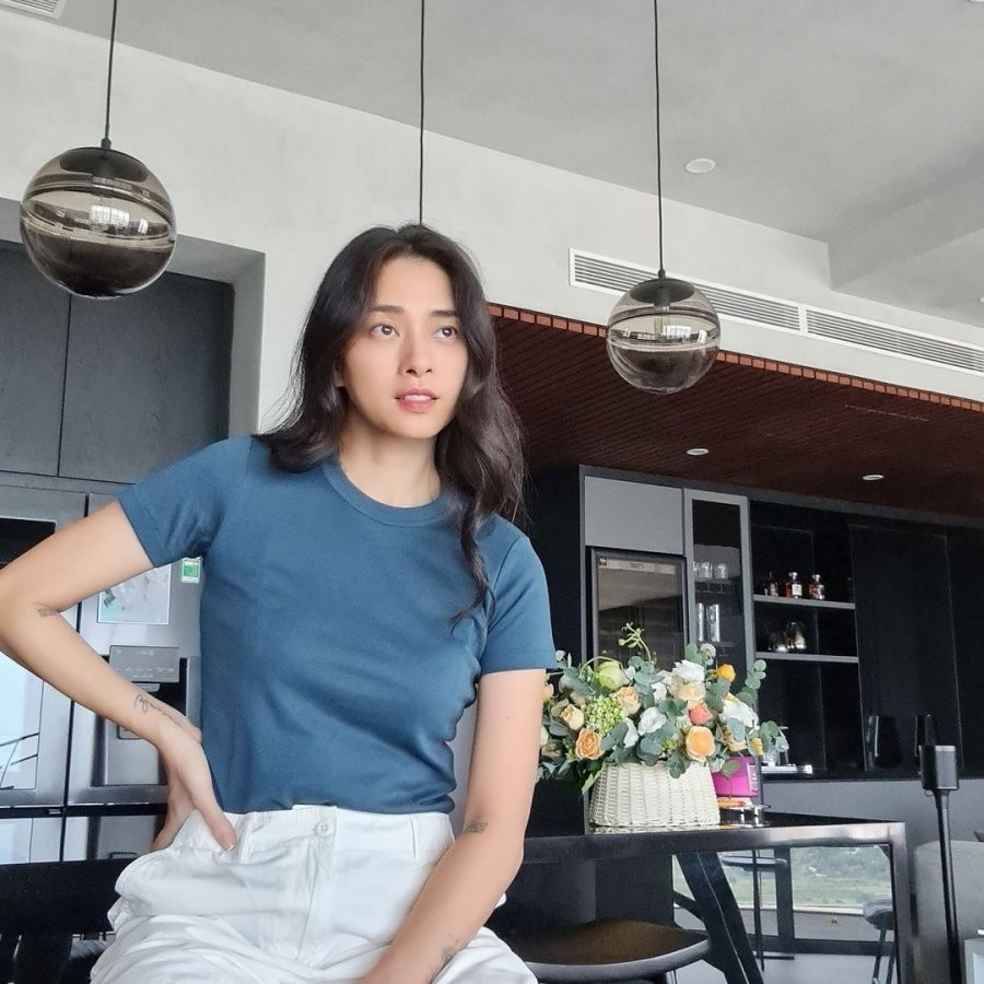 Cô kết hợp áo thun trơn màu nhã nhặn với quần short hay quần sáng màu để hoàn thiện tổng thể trang phục rất mực năng động và sành điệu.