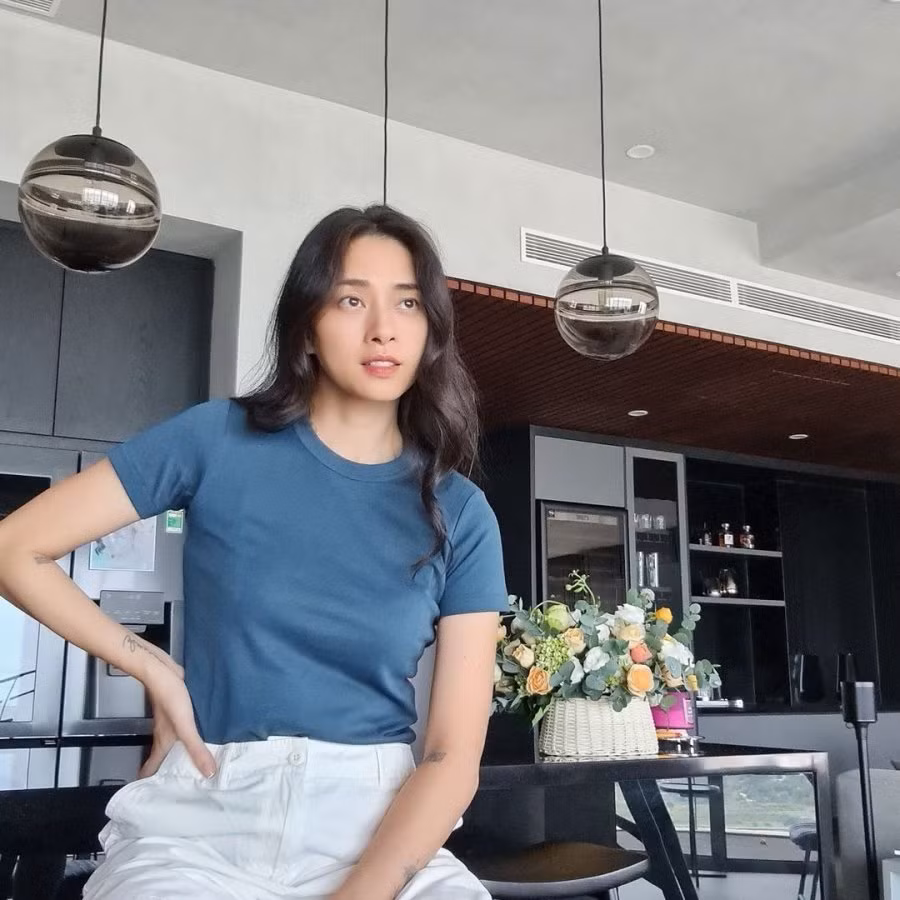 Cô kết hợp áo thun trơn màu nhã nhặn với quần short hay quần sáng màu để hoàn thiện tổng thể trang phục rất mực năng động và sành điệu.