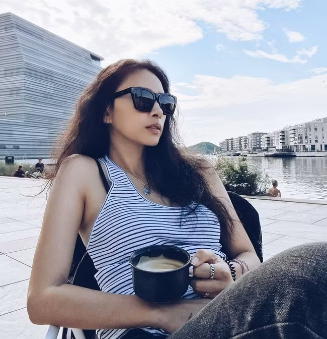 Áo tank top kẻ ngang mix với quần jeans đen là một combo đơn giản mang đến vẻ ngoài sành điệu mà chẳng cần cố.