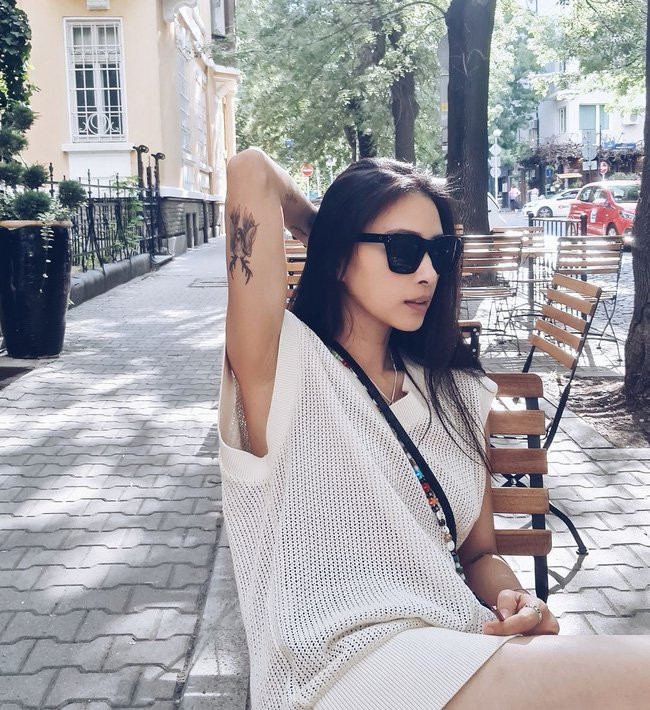 Diện áo lưới theo style giấu quần, Ngô Thanh Vân trông trẻ trung và sành điệu hết nút, đồng thời toát lên vẻ sexy. Để set trang phục thêm ấn tượng, Ngô Thanh Vân đã nhấn nhá kính mắt cool ngầu.