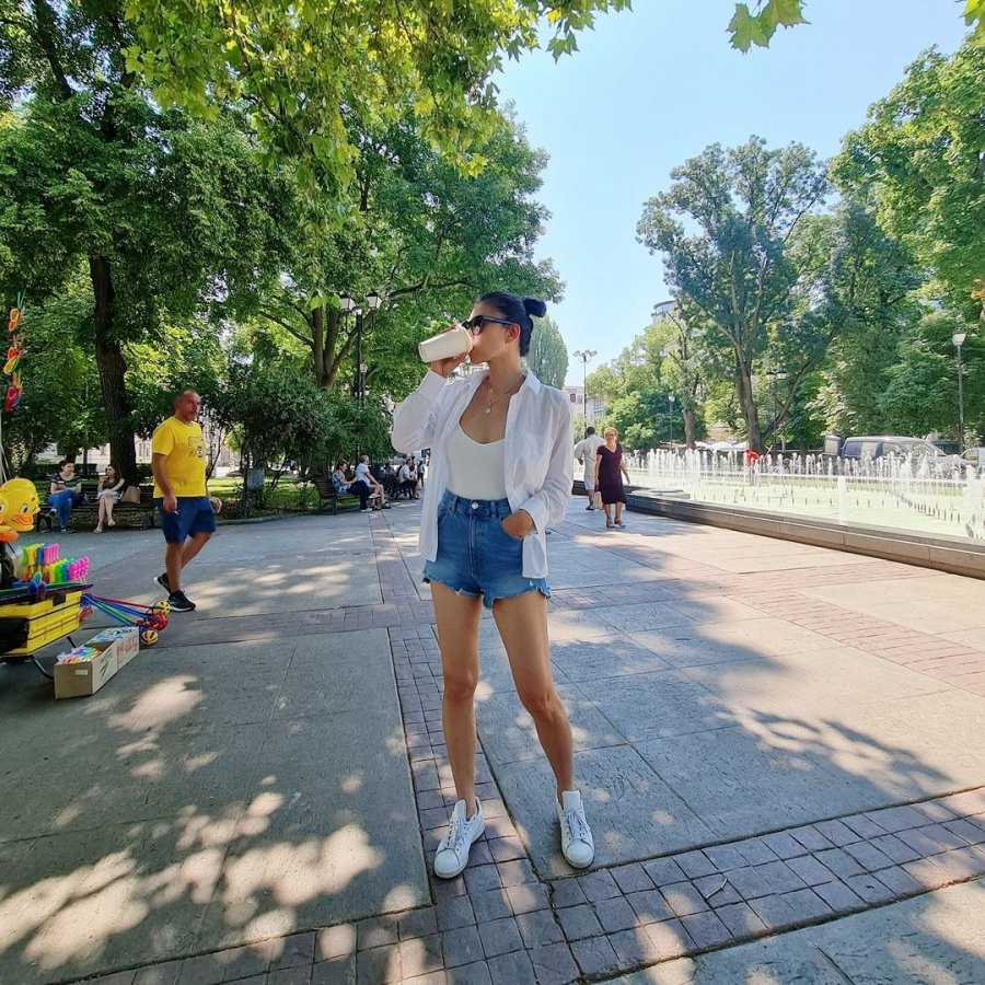 Chị em có thể khoác ngoài áo sơ mi trắng oversized như outfit của Ngô Thanh Vân. Combo này đầy phóng khoáng, trẻ trung mà cũng rất tôn dáng.