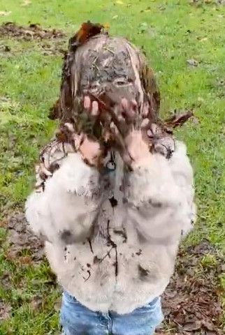 Con gai phu kin bun len mat khi di choi khien me can loi-Hinh-3