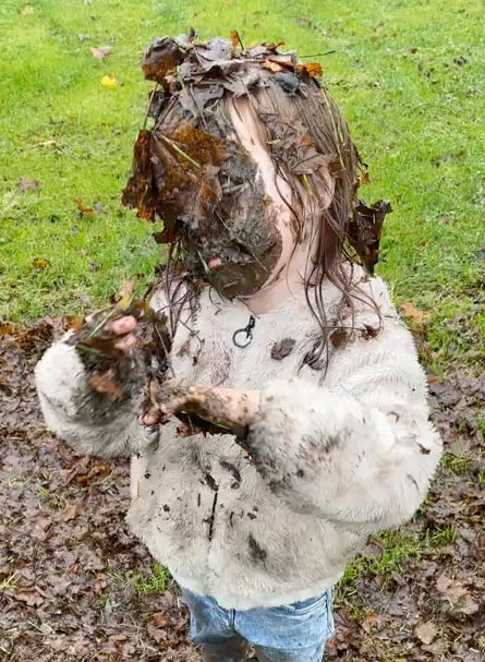 Con gai phu kin bun len mat khi di choi khien me can loi-Hinh-2