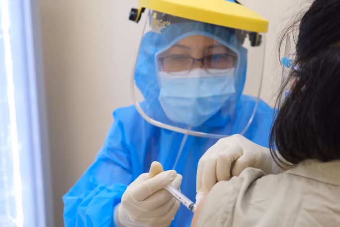 Thai phu tiem vac-xin ngua Covid-19 bi sot, xu ly ra sao?