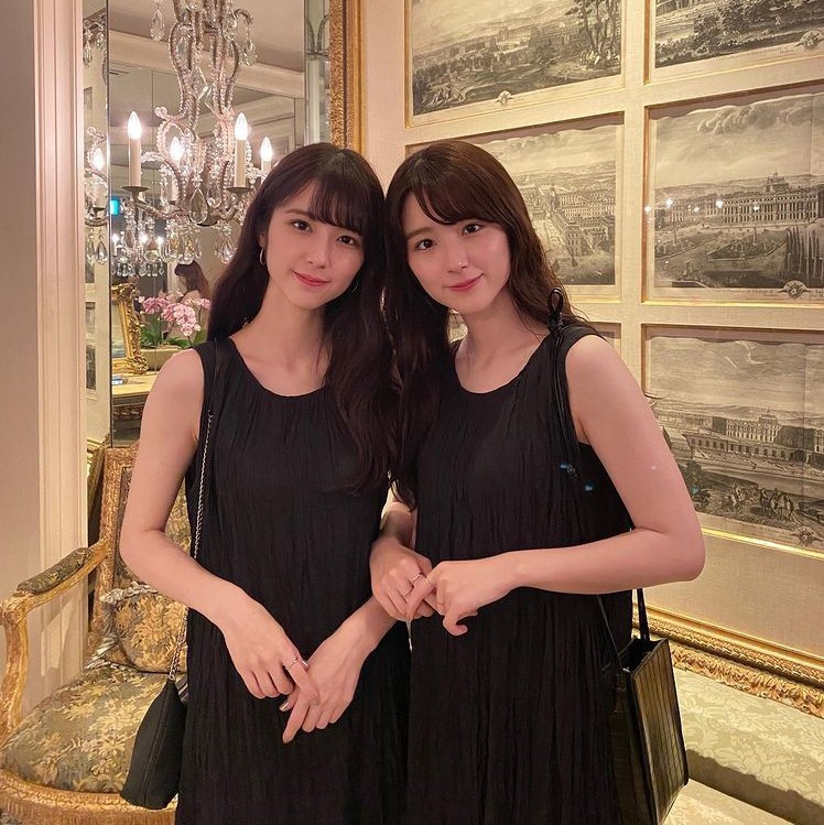 Không chỉ giống nhau về ngoại hình, Mina và Maria còn có nhiều sự tương đồng về sở thích cá nhân. Cả hai cùng có năng khiếu tiếng Anh, thích chơi bóng rổ, thích mèo, mê ngắm các tòa nhà. Chị em song sinh cùng thần tượng nữ diễn viên xinh đẹp Yuki Amami, bày tỏ mơ ước một ngày nào đó được gặp mặt idol.