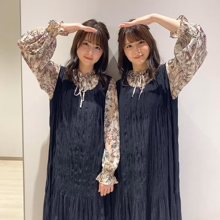 Chị em Mina cùng có chiều cao 1,62 m. Không có lợi thế về hình thể song cả hai đều trở thành người mẫu ảnh được yêu mến nhờ gương mặt xinh, biểu cảm tốt. Chị em sinh năm 2000 còn được yêu mến khi thể hiện nhiều tài năng trong lĩnh vực thời trang, ca hát và diễn xuất.