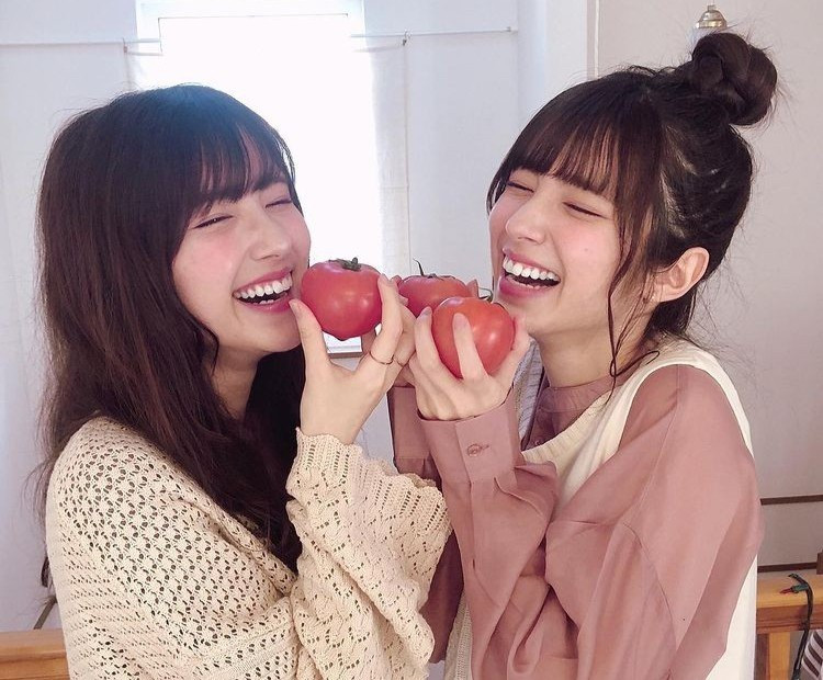 Trong cuộc phỏng vấn với Model Press, Mina và Maria cho hay họ được công ty giải trí tuyển chọn trong một lần đến Tokyo. Năm 2017, chị em sinh đôi thu hút sự chú ý khi xuất hiện trong đoạn quảng cáo cho nhãn hiệu bánh ngọt nổi tiếng.