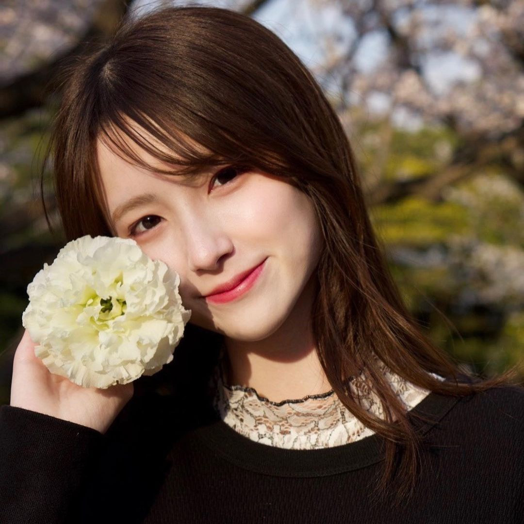 Mina và Maria khiến người theo dõi khó lòng phân biệt khi giống nhau từ đường nét gương mặt đến kiểu tóc và phong cách ăn mặc. Cả hai được khen ngợi khi có vẻ đẹp thanh thoát, mắt to, mũi cao và làn da trắng mịn. Những người hâm mộ thường gọi họ bằng biệt danh "thiên sứ", "nữ thần".